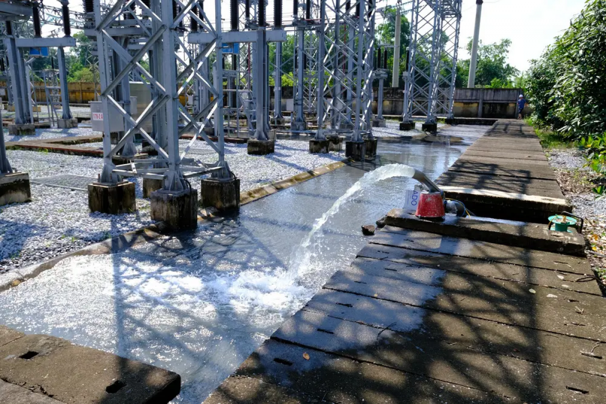 Bơm nước cưỡng bức trong mương cáp ra ngoài (Ảnh: Mạnh Hùng)