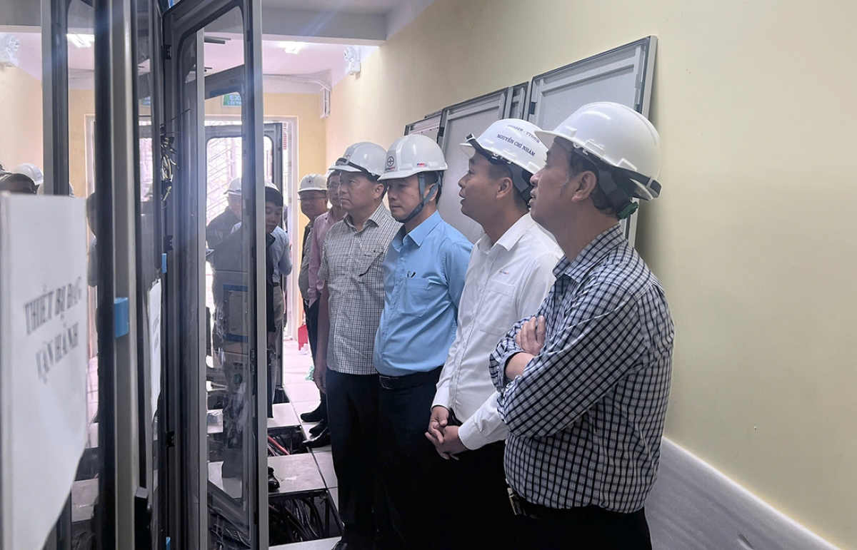 Phó Tổng giám đốc EVNNPT Bùi Văn Kiên và Lưu Việt Tiến kiểm tra tiến độ dự án (Ảnh: NPT)