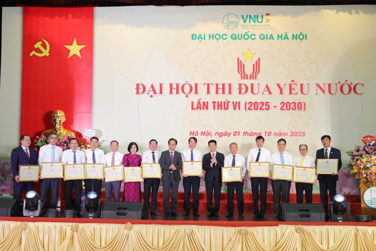 Giám đốc ĐHQGHN trao bằng khen cho các đơn vị hoàn thành xuất sắc nhiệm vụ giai đoạn 2020-2025 (Ảnh VNU) 