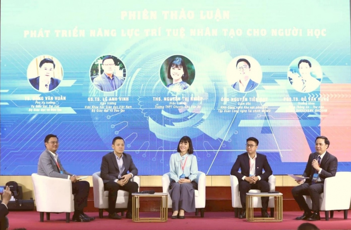 Các diễn giả tham gia thảo luận (Ảnh: BTC)