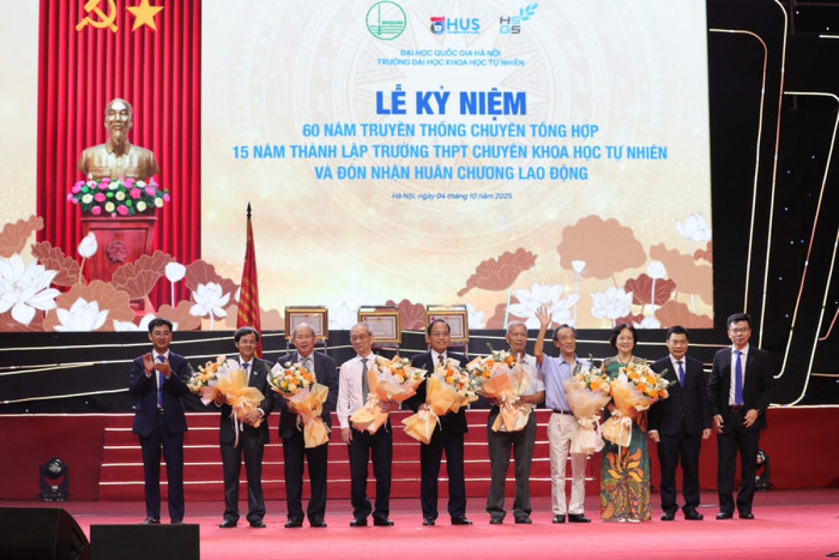 Tặng hoa tri ân các thế hệ thầy cô giáo có nhiều đóng góp cho trường THPT chuyên KHTN
(Ảnh: VNU)