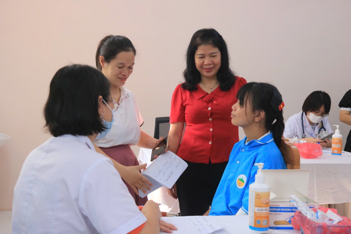 Thăm khám sức khỏe tổng quát miễn phí, tư vấn dinh dưỡng và kiểm tra tình trạng phát triển thể chất của các em nhỏ (Ảnh: BTC)