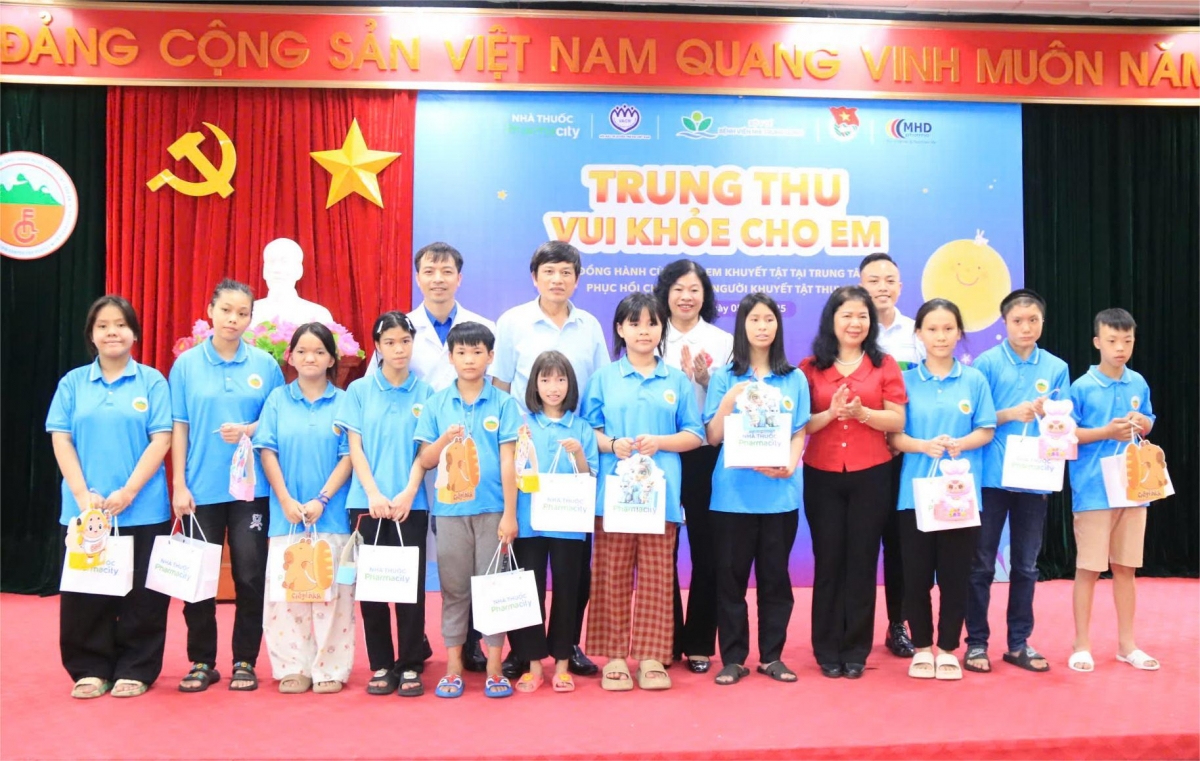 Tặng quà cho trẻ em tại chương trình (Ảnh: BTC)