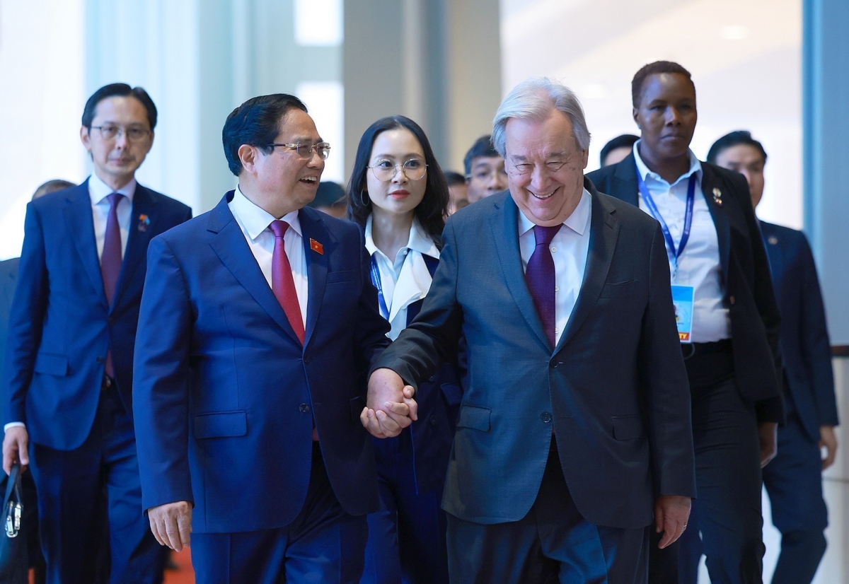 Thủ tướng Phạm Minh Chính cùng Tổng Thư ký Liên hợp quốc António Guterres đến cuộc gặp gỡ báo chí Lễ mở ký và Hội nghị cấp cao Công ước của Liên hợp quốc về Chống tội phạm mạng (Ảnh: TTXVN)