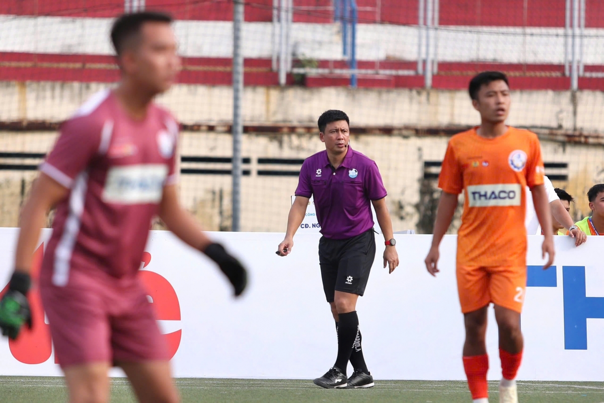 Trọng tài FIFA Hoàng Ngọc Hà điều hành trận đấu (ảnh: BTC)