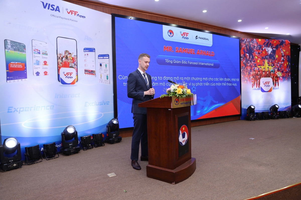 Ông Samuel Arnald, Tổng Giám đốc Fanzeal International giới thiệu app VFF (ảnh: VFF)