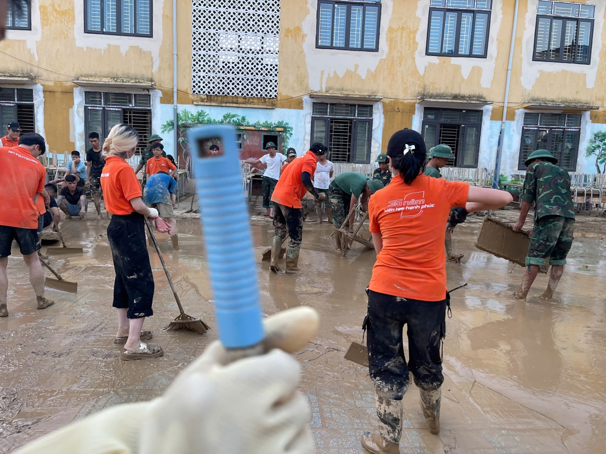 Trường THCS Túc Duyên dọn dẹp sau mưa lũ