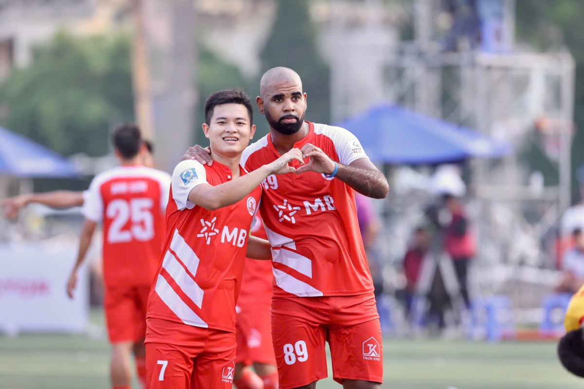 Claudecir Junior và các đồng đội có chiến thắng trọn vẹn trận ra quân vòng loại VSC-S5 (ảnh: Vietfootball)
