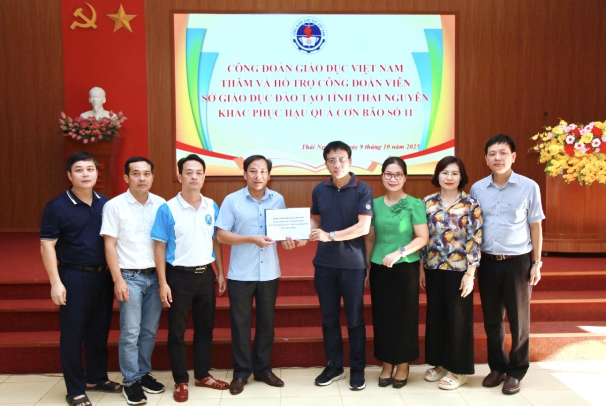 Công đoàn Giáo dục Việt Nam thăm và hỗ trợ ngành giáo dục Thái Nguyên 100 triệu đồng để khắc phục khó khăn trước mắt. Dịp này, ĐH Thái Nguyên cũng được hỗ trợ 100 triệu đồng (Ảnh: Moet)