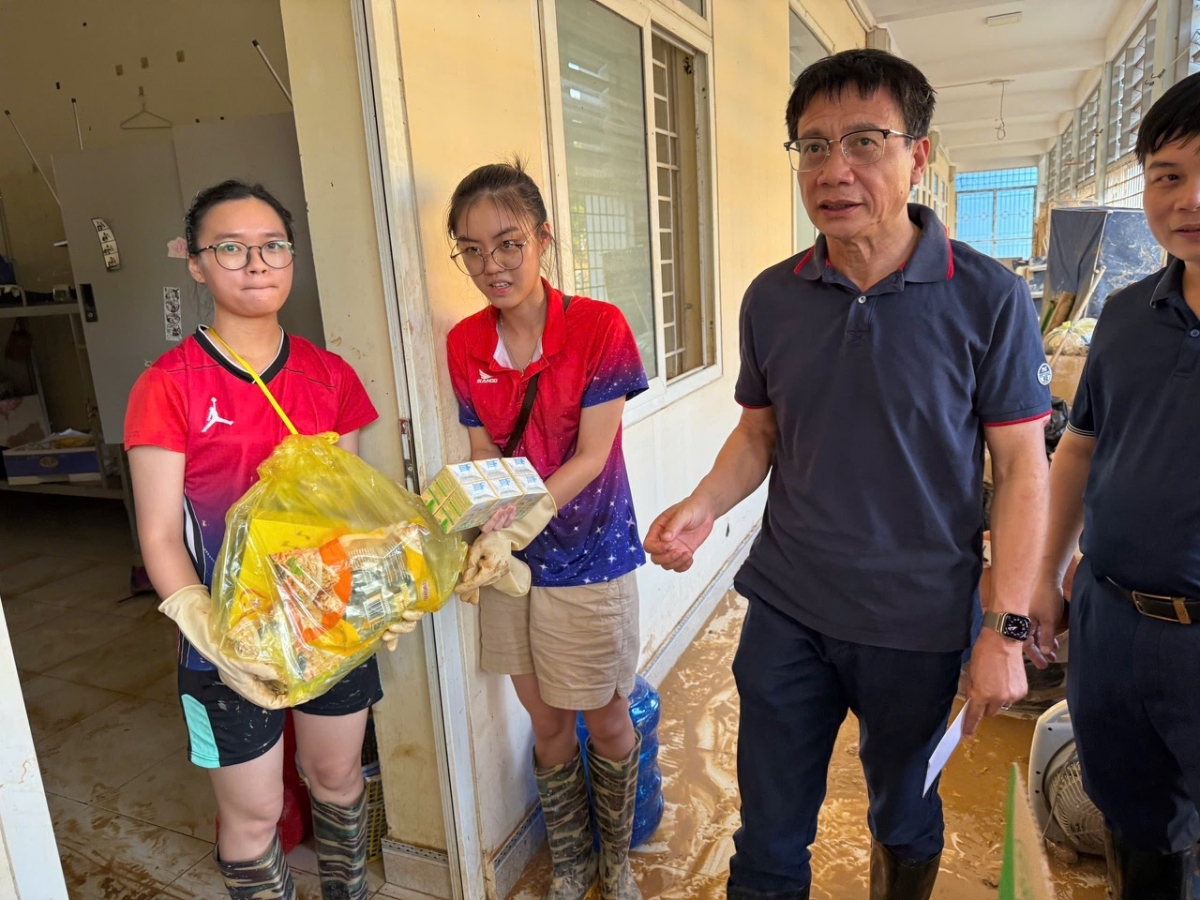 Đoàn công tác thăm và động viên hỗ trợ sinh viên vùng tâm lũ ở Thái Nguyên (Ảnh: Moet)