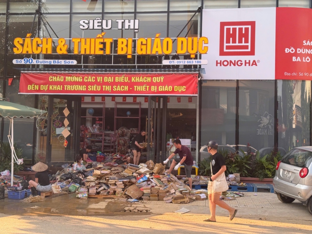 Một siêu thị sách ở Thái Nguyên bị thiệt hại nặng nề do mưa lũ sau bão số 11. (Ảnh: Moet)