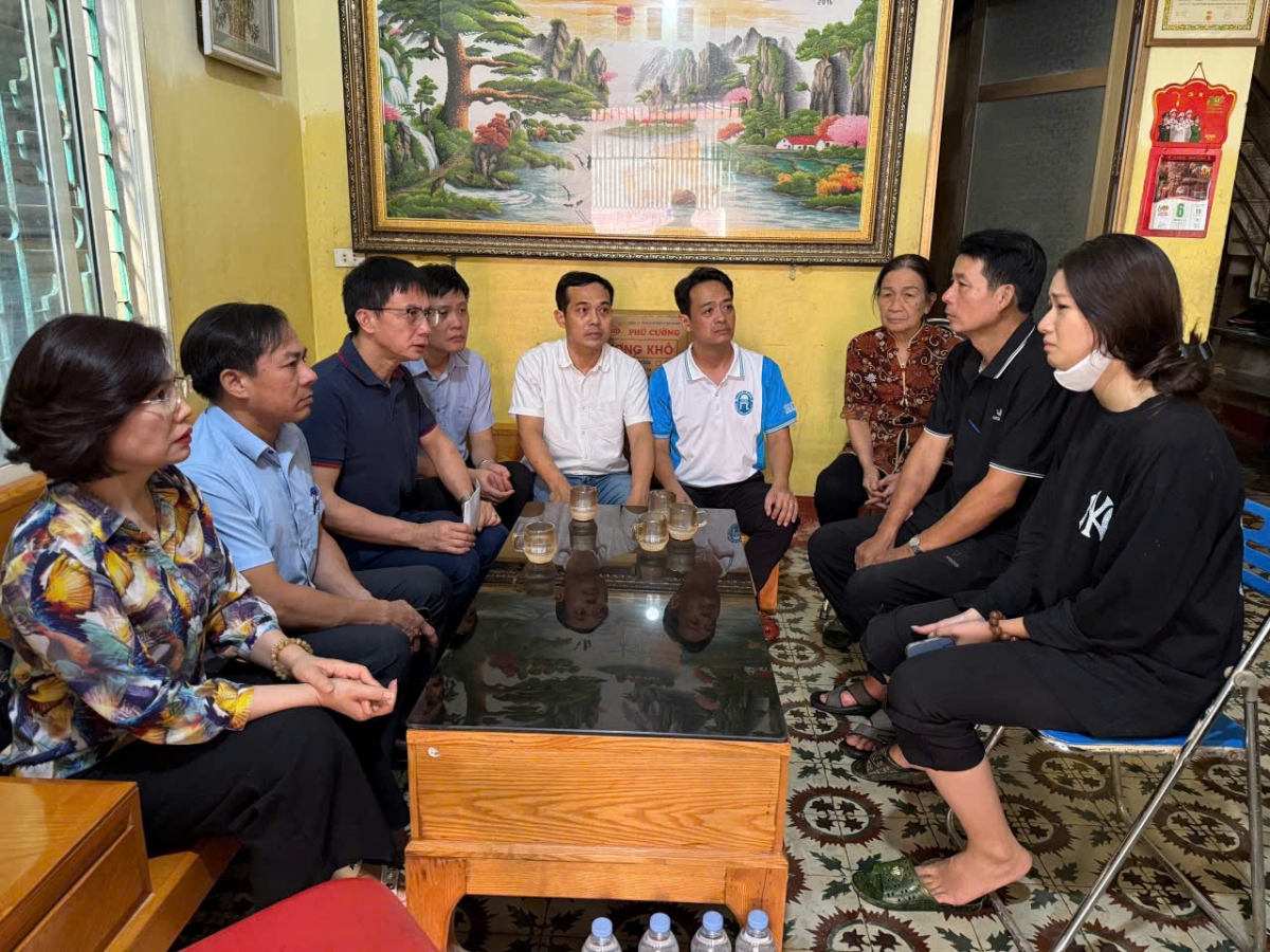 Đoàn công tác thăm, chia buồn với gia đình cô giáo tử vong do lũ cuốn (Ảnh: Moet)