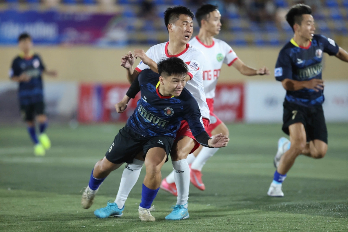 Tùng Anh FC (trắng) có màn ngược dòng ngoạn mục dù bị MUVN dẫn 2 bàn (ảnh: Vietfootball)