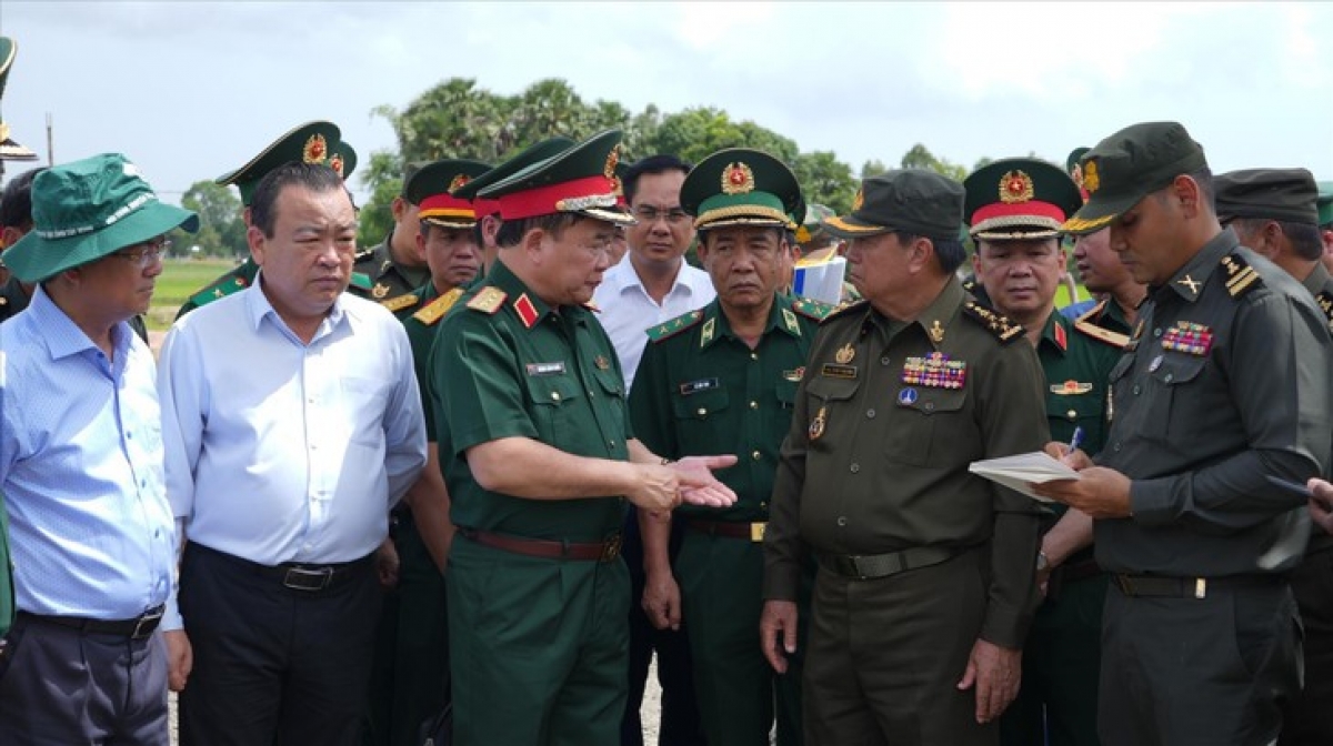 Thượng tướng Hoàng Xuân Chiến (thứ 3 bên trái) cùng Đại tướng Eth Sarath, Phó Tổng Tư lệnh Quân đội Hoàng gia Campuchia (thứ 2 bên phải) trao đổi kế hoạch xây dựng công trình hữu nghị tại huyện Svay Teap, tỉnh Svay Riêng (Campuchia) (Ảnh: TTXVN)
