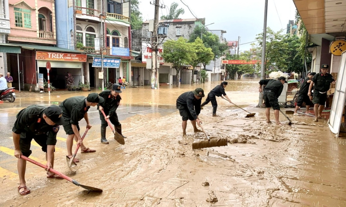 Loại bỏ bùn bẩn và rác thải để ngăn chặn nguồn lây bệnh (Ảnh: Internet)