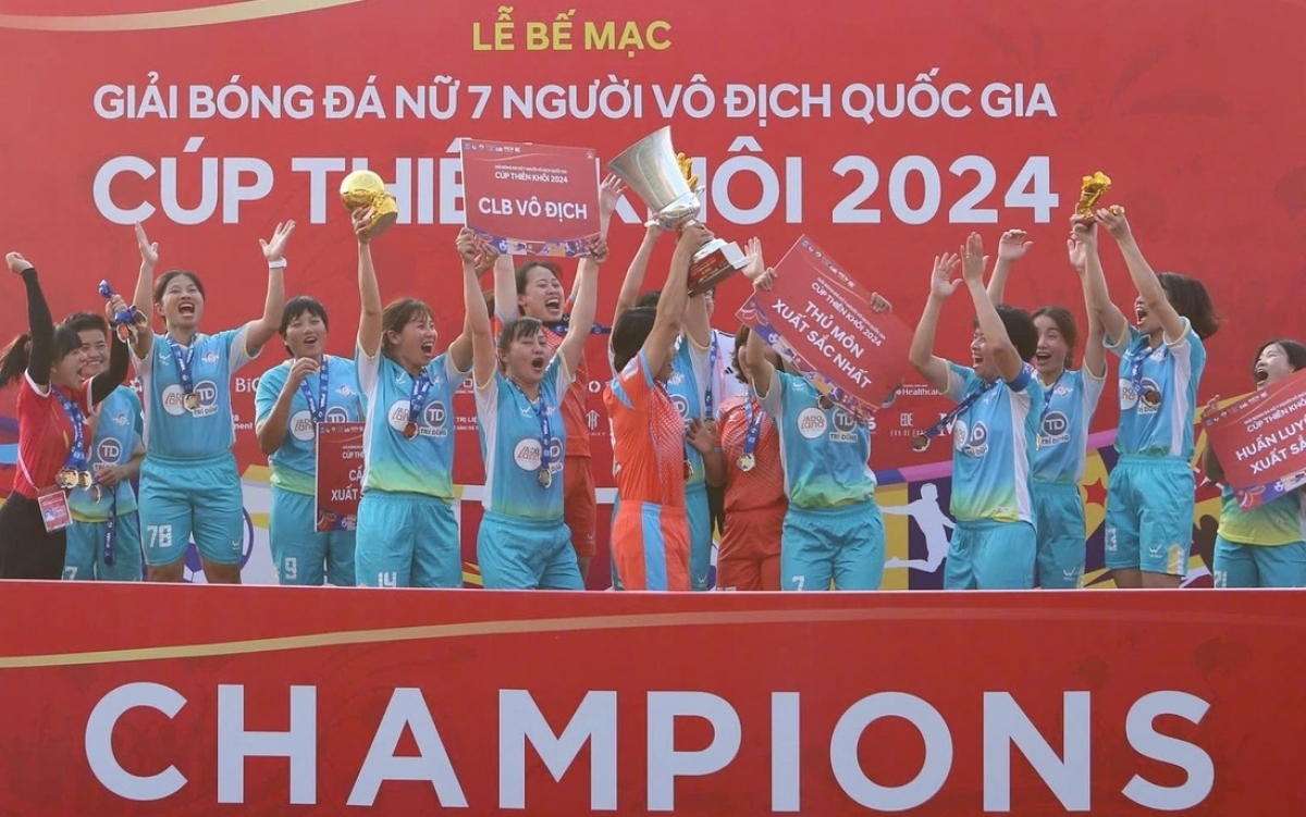 FC Quê Lụa - đội vô địch mùa đầu tiên của giải bóng đá nữ 7 người VĐQG (ảnh: Vietfootball)