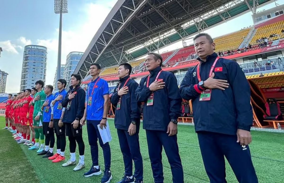 HLV Đinh Hồng Vinh (bìa phải) hài lòng về sự nỗ lực và tinh thần thi đấu của các học trò. Ảnh VFF.