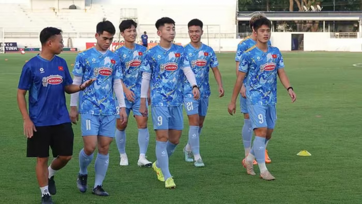 Khuất Văn Khang và nhóm cầu thủ vừa thi đấu cúp Quốc gia chỉ tập nhẹ. Ảnh VFF.