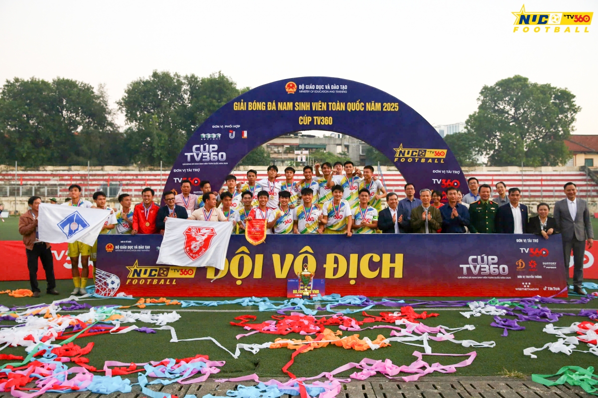 Các cầu thủ Đại học Huế nhận cúp vô địch giải bóng đá nam sinh viên toàn quốc Cúp TV360 (ảnh: BTC)