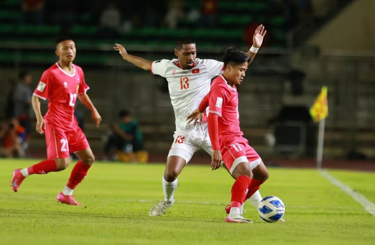 Thử nghiệm chiến thuật của HLV Kim khiến tuyển Việt Nam chơi bế tắc trong hiệp 1. Ảnh Hải Hoàng.