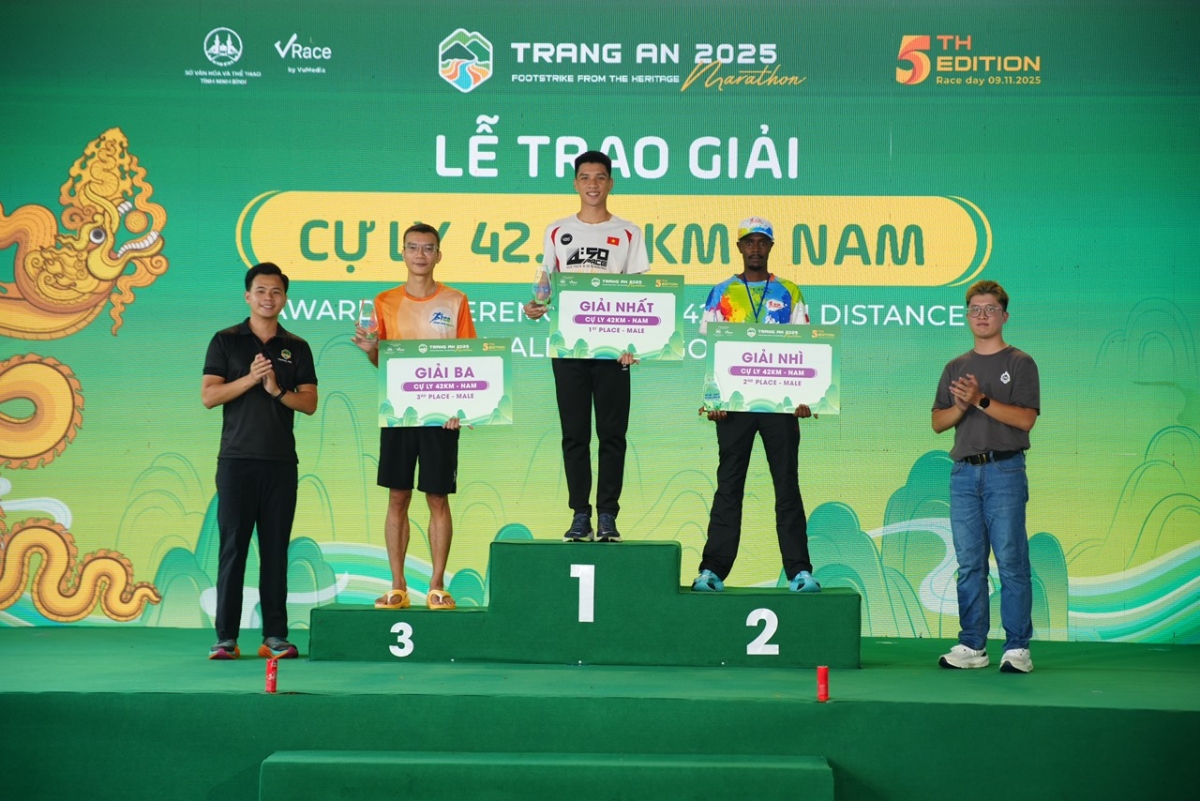 Trao thưởng cho 3 VĐV xuất sắc nhất của cự ly Marathon nam (ảnh: BTC)