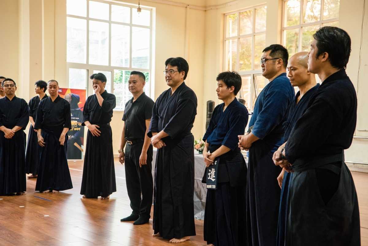 TTK Nguyễn Xuân Vĩnh (thứ hai) và Chủ tịch Liên đoàn Đỗ Trí Nhân (thứ sáu từ phải qua)
trong đợt tuyển chọn thành viên Đội tuyển quốc gia (ảnh: VKF)