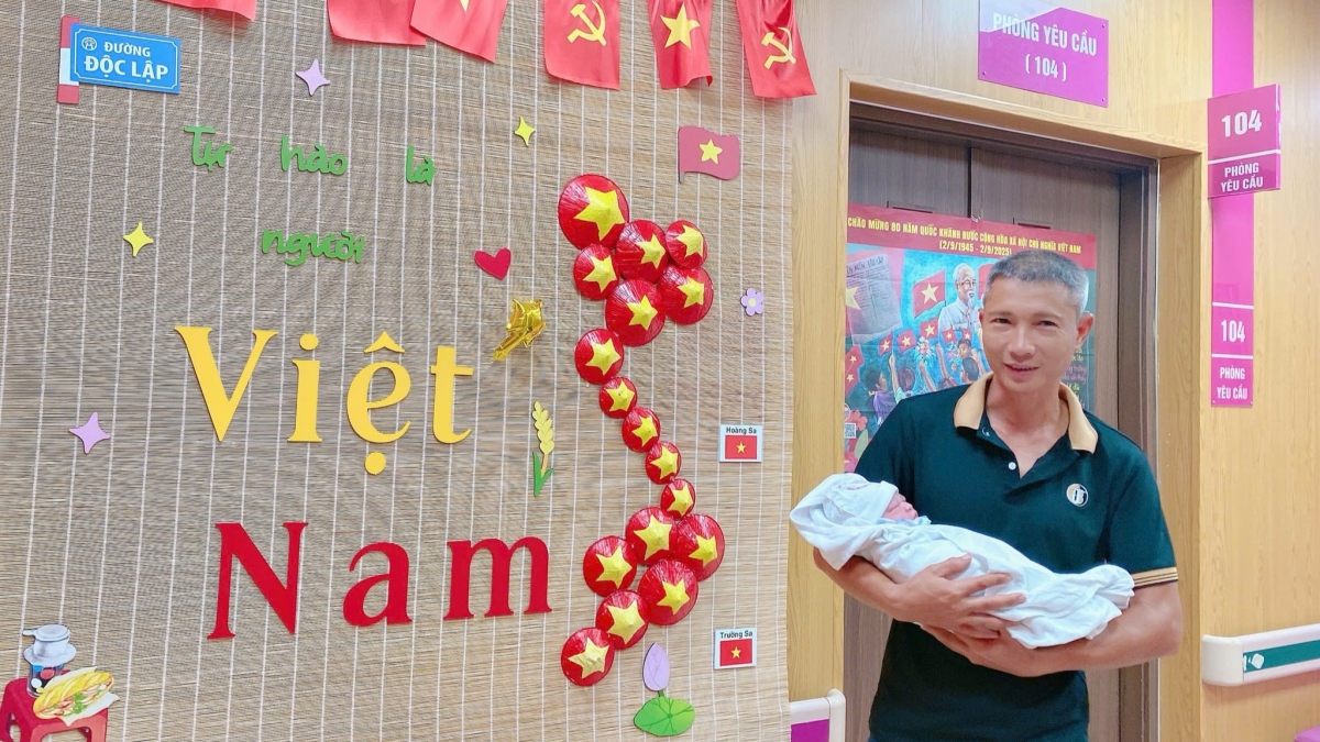 Gia đình chị Trang vui mừng đón em bé chào đời. Ảnh: BSCC