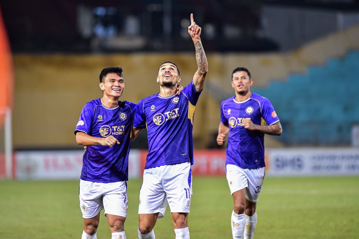 Đỗ Hoàng Hên (giữa) ăn mừng cú đúp bàn thắng (Ảnh: Hanoi Football Club)