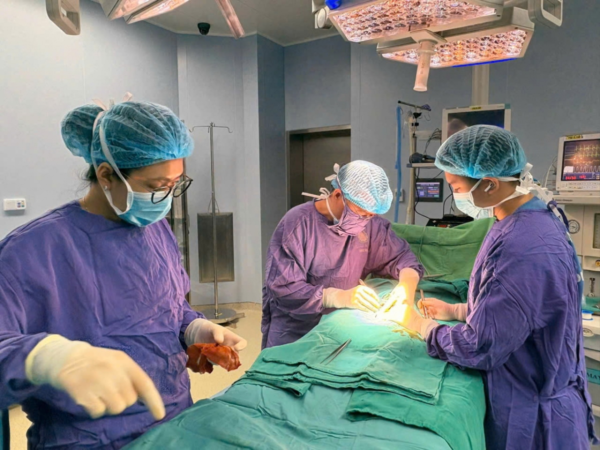 Các BS Bệnh viện TƯ Quân đội 108 mổ cấp cứu cho bệnh nhân. Ảnh: BV TƯ QĐ 108