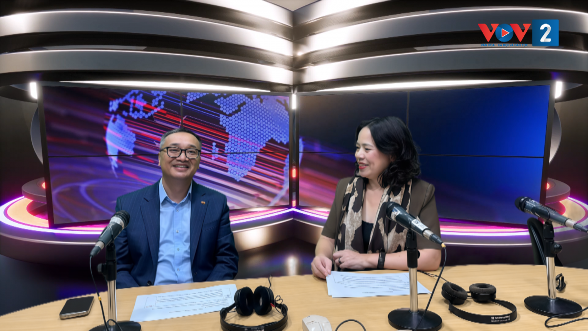 TS. Đỗ Tuấn Minh tại phòng thu của VOV2 