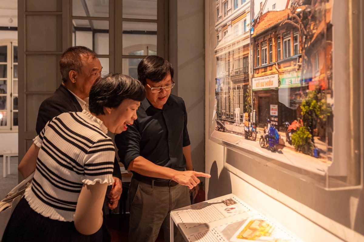 Nghệ sĩ Nguyễn Thế Sơn giới thiệu tác phẩm trong triển lãm “Những ngã rẽ”. (Ảnh: Trần Ngọc Sơn)