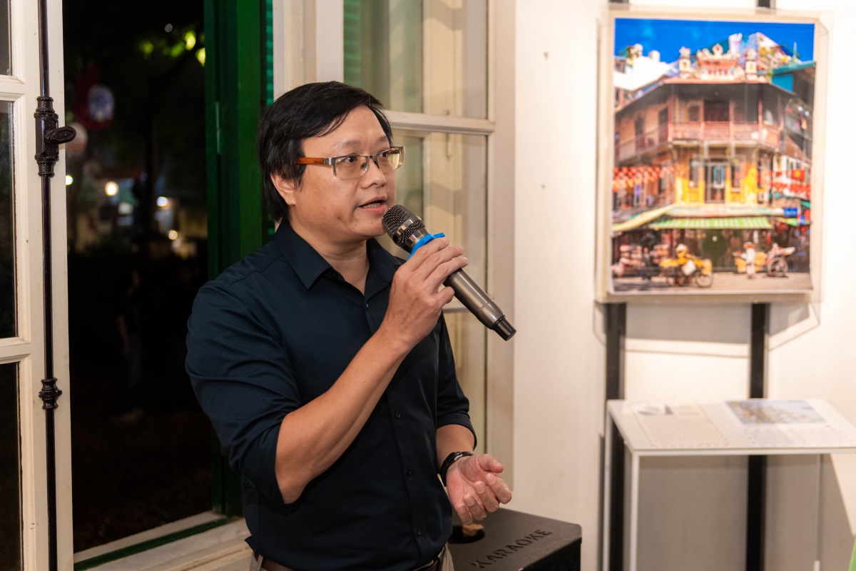 Nhà giám tuyển Nguyễn Thế Sơn phát biểu tại triển lãm (Ảnh: Trần Ngọc Sơn)