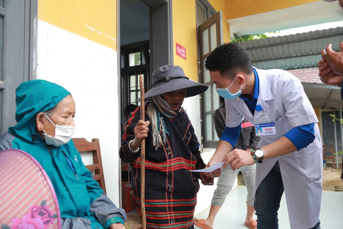 Nhiều bác sỹ trẻ đã tình nguyện về công tác tại vùng sâu, vùng xa để chăm sóc sức khỏe cho bà con (Ảnh Internet)