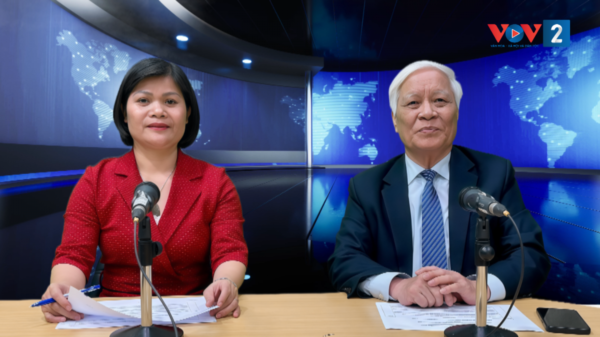 TS Nguyễn Viết Chức (bên phải) trao đổi tại VOV2