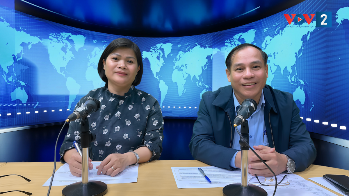 Nhà báo Phạm Thủy (bên phải) tại phòng thu VOV2