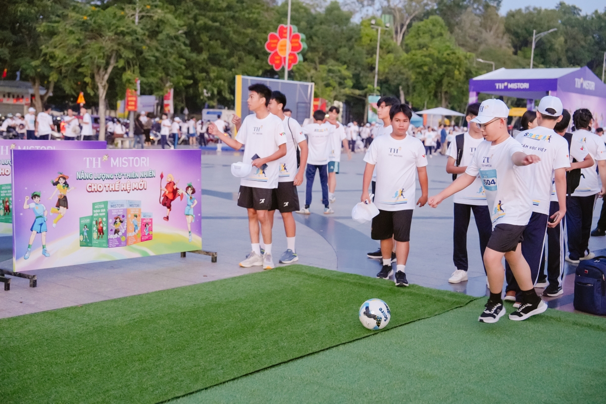 Các VĐV và CĐV dự S-Race còn được hòa mình vào các khu trải nghiệm thể thao học đường với đa dạng các bộ môn như bóng đá, bóng rổ, kéo co, bóng chuyền (ảnh: BTC)