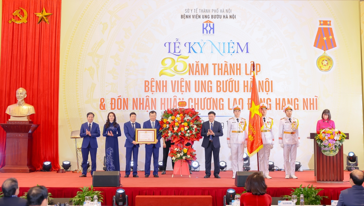 Bệnh viện Ung bướu Hà Nội đón nhận Huân chương Lao động hạng Nhì. Ảnh: BVCC