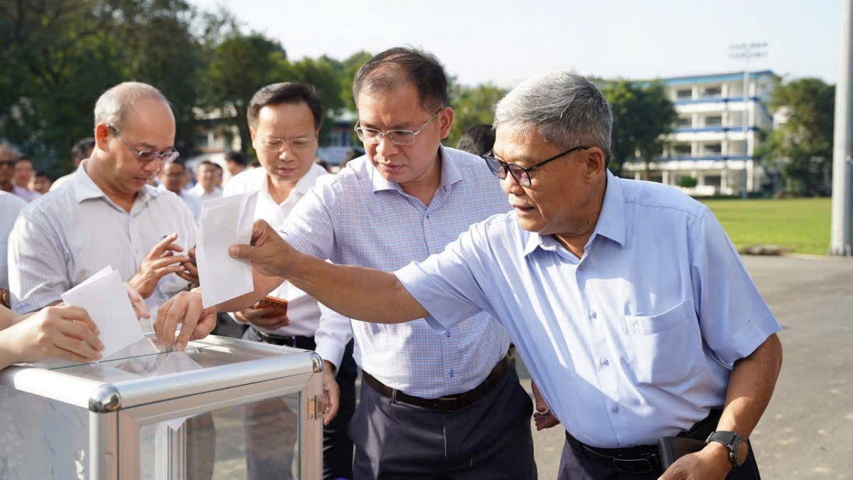 Cán bộ giảng viên ĐHBKTPHCM chung tay vì đồng bào miền Trung (Ảnh: ĐHBK TPHCM )