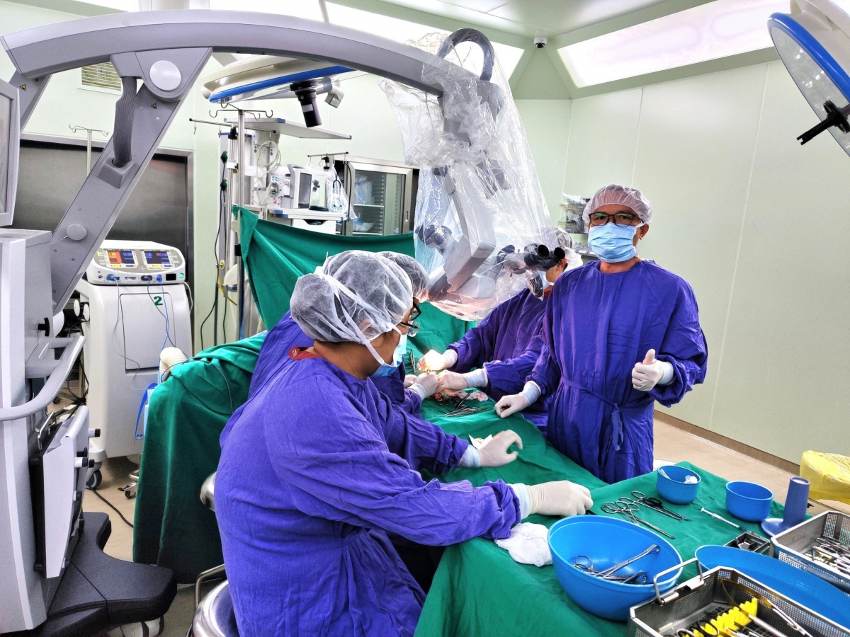 BS Nguyễn Bá Hưng mổ nối thông đường dẫn tinh trùng cho bệnh nhân bị tắc. Ảnh: NVCC