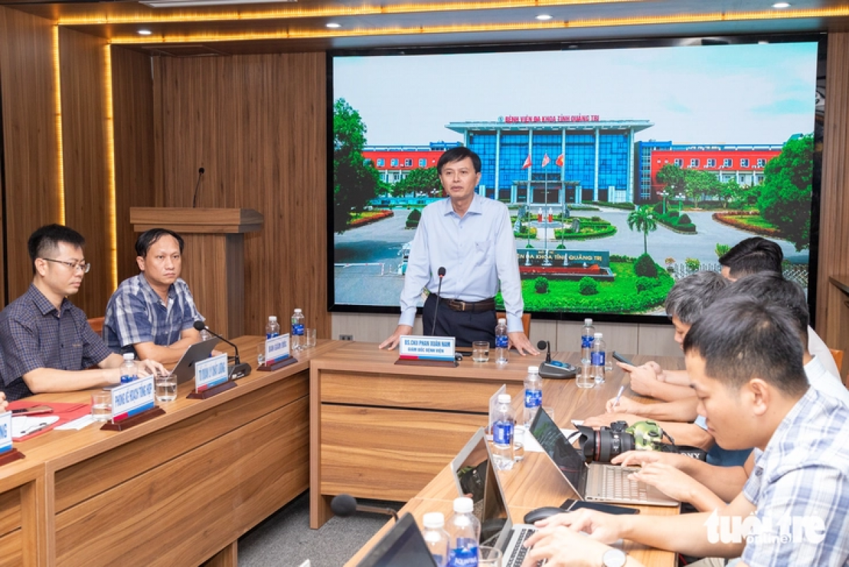 Lãnh đạo Bệnh viện ĐK tỉnh Quảng Trị họp báo về nguyên nhân khiến 70 bệnh nhân bị nhiễm khuẩn sau phẫu thuật nội soi. Ảnh: Hoàng Táo