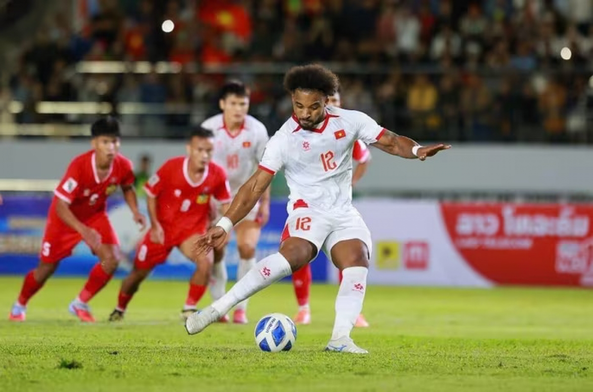 Xuân Son ghi bàn từ chấm phạt đền, giúp tuyển Việt Nam phá vỡ thế bế tắc trước tuyển Lào.
Ảnh Hải Hoàng​​​​