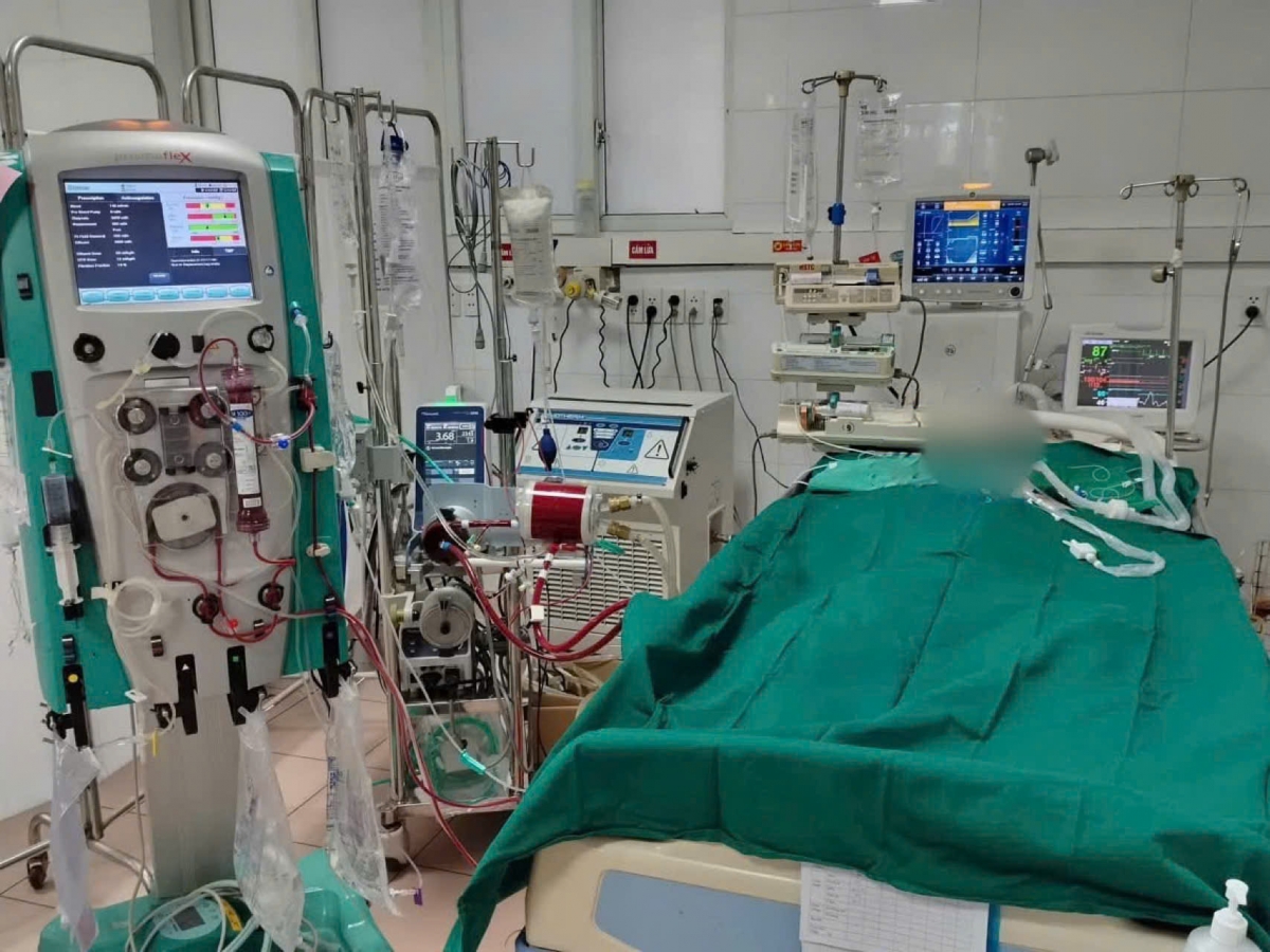 Bệnh nhân được các bác sỹ Bệnh viện Thanh Nhàn cấp cứu. Ảnh: BVCC