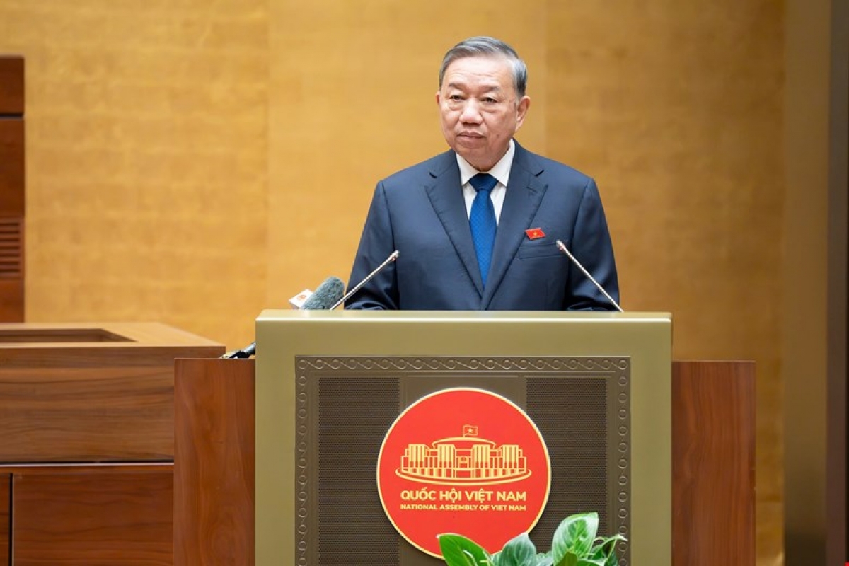 Tổng Bí thư Tô Lâm trao đổi, thông tin với các đại biểu Quốc hội về một số điểm mới và những định hướng quan trọng trong dự thảo Văn kiện chiều 4/11. Ảnh: nguồn - quochoi.vn