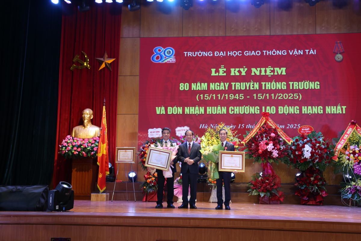 Bộ trưởng Nguyễn Kim Sơn thừa ủy quyền Chủ tịch nước trao Huân chương Lao động hạng Ba cho 2 cá nhân: PGSTS Nguyễn Thanh Chương (ảnh phải) Chủ tịch HĐT Trường Đại học Giao thông vận tải. (Ảnh: UTC)