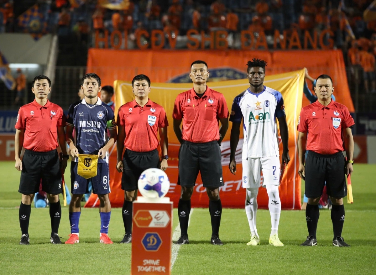 Đội chủ sân Hoà Xuân thoát thua kịch tính (Ảnh: SHB Đà Nẵng)