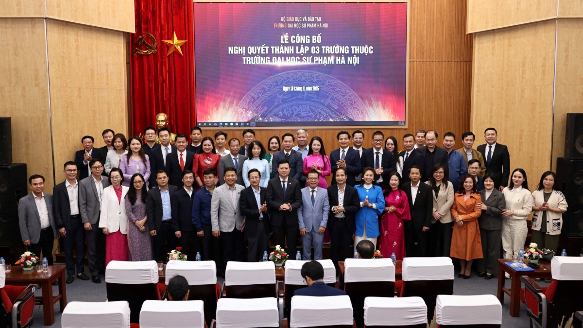 Các đại biểu chụp ảnh lưu niệm trong lễ công bố thành lập 3 trường thuộc trường ĐH Sư phạm Hà Nội
(Ảnh: Trường ĐHSPHN)