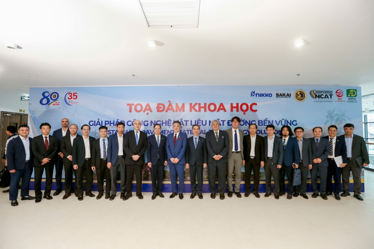Tọa đàm “Giải pháp công nghệ vật liệu mặt đường bền vững” có sự phối hợp tổ chức cùng với Trung tâm Công nghệ Asphalt quốc gia Hoa Kỳ (NCAT), Công ty Nikko (Nhật Bản), Công ty Sakai (Nhật Bản) và Tập đoàn Tipco Asphalt-ADCo. Ảnh: Đại học GTVT