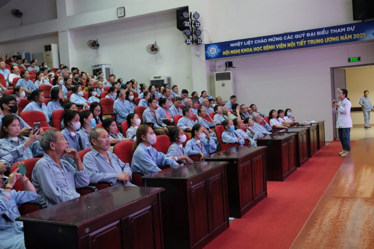 Truyền thông giáo dục về sức khỏe dinh dưỡng cho bệnh nhân  bệnh đái tháo đường tại BV Nội tiết TW. Ảnh: Website BV