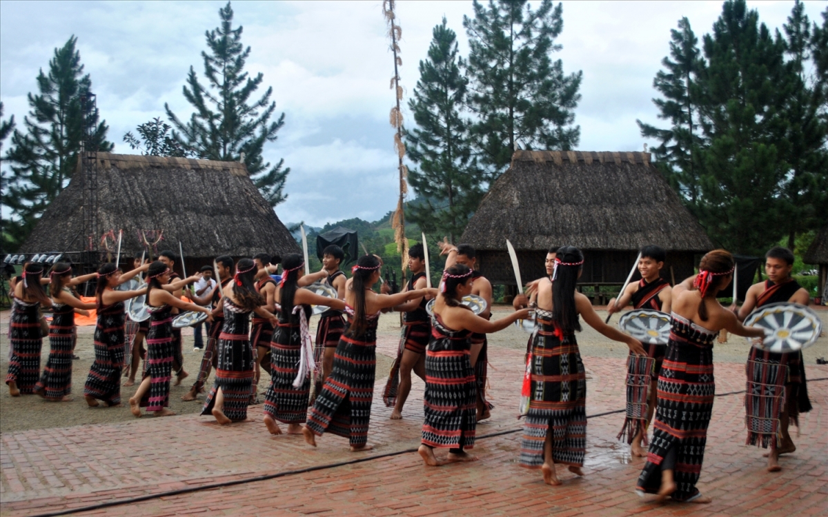 Các chàng trai cô gái Cơ Tu trong điệu Tung Tung Da Dá của dân tộc mình. Ảnh: LVHCDTVN