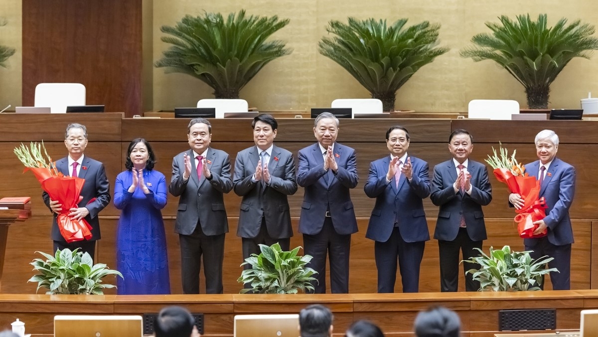 Lãnh đạo Đảng, Nhà nước và Quốc hội tặng hoa chúc mừng Phó Chủ tịch Quốc hội Đỗ Văn Chiến và Chánh án TAND Tối cao Nguyễn Văn Quảng.